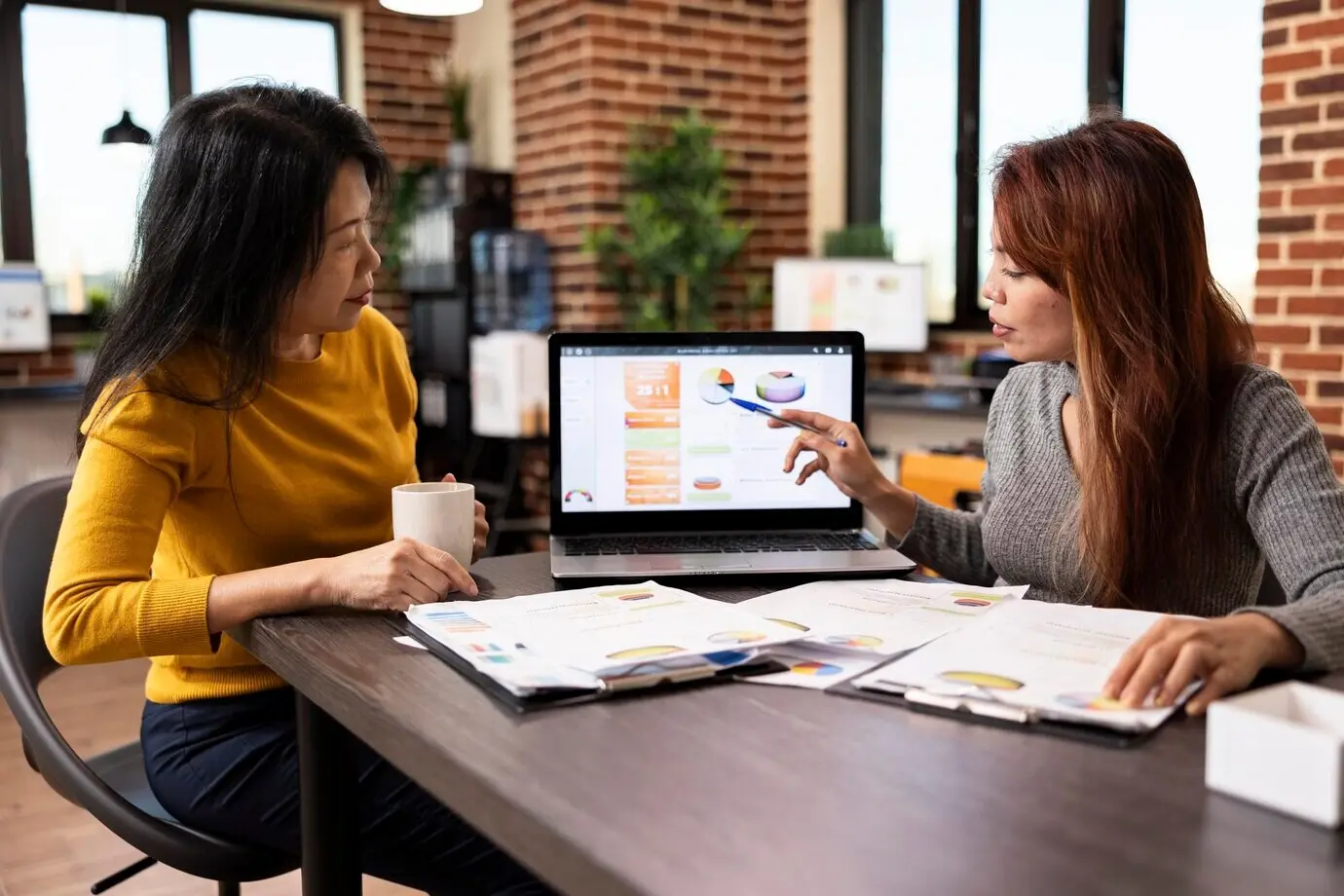 Бизнес-консультант беседует с клиентом.