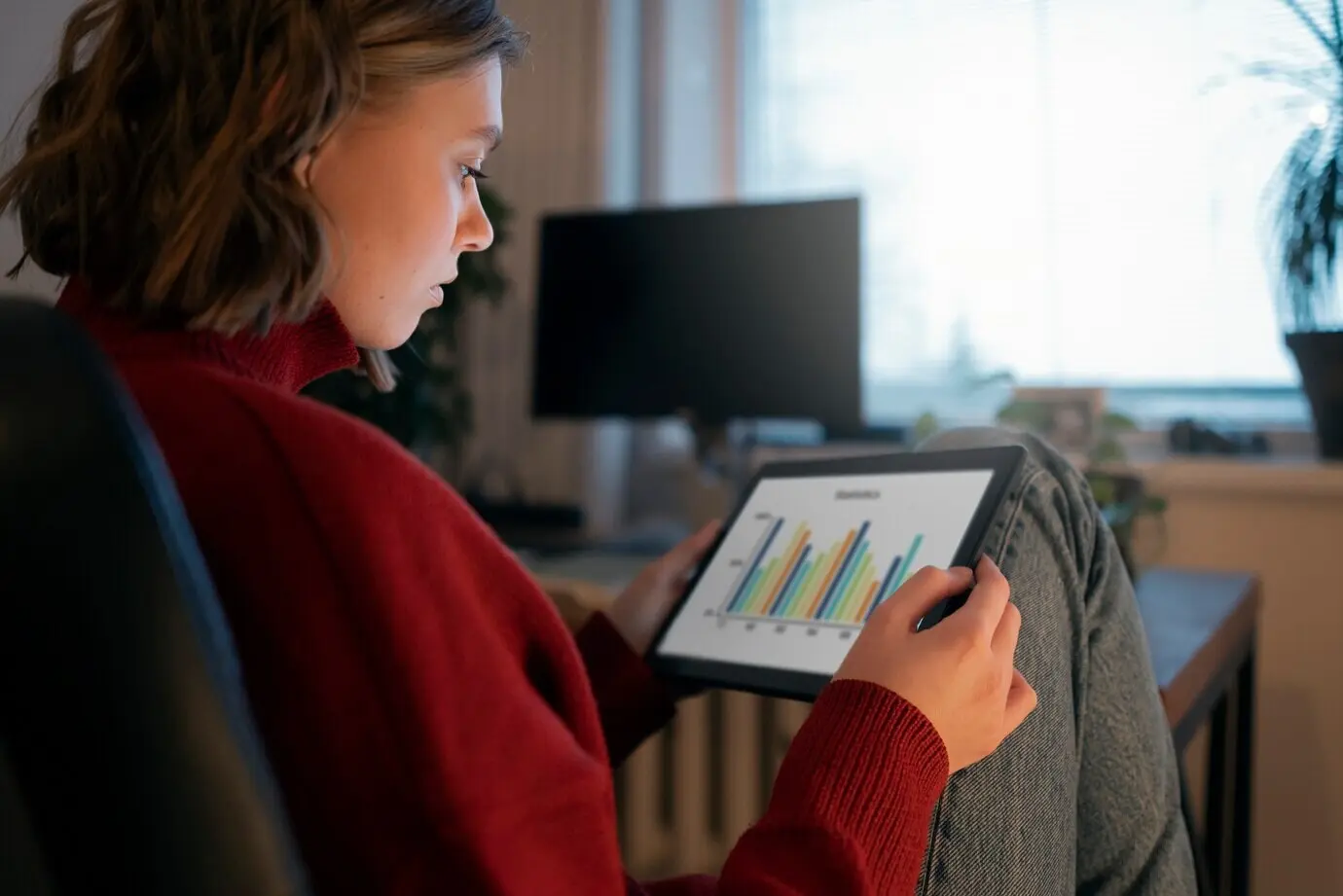 Человек работает дома поздно ночью.