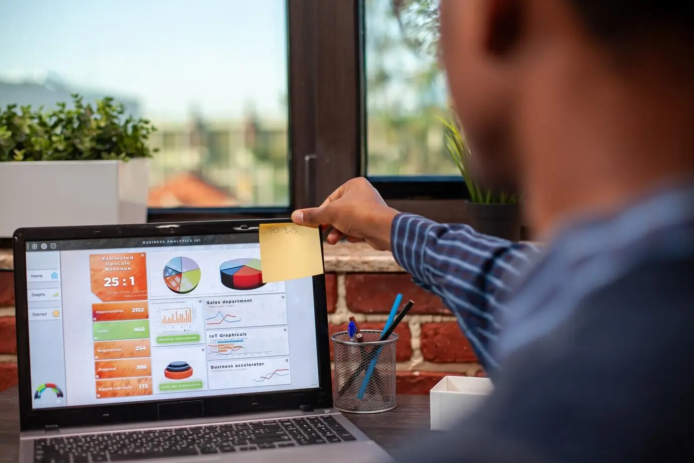 Офисный сотрудник настраивает напоминания для проекта.