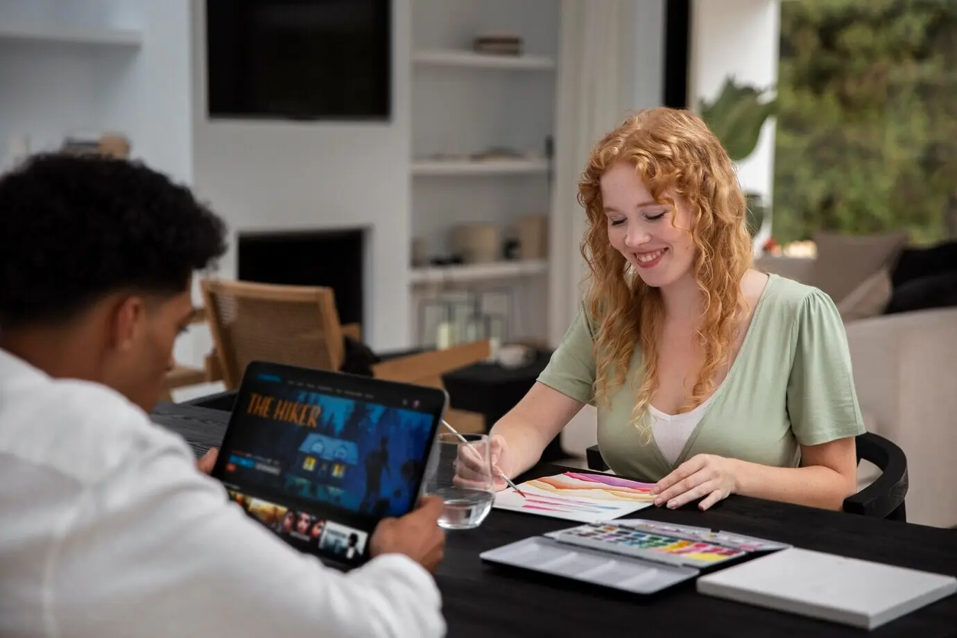 Пара расслабляется у себя дома.