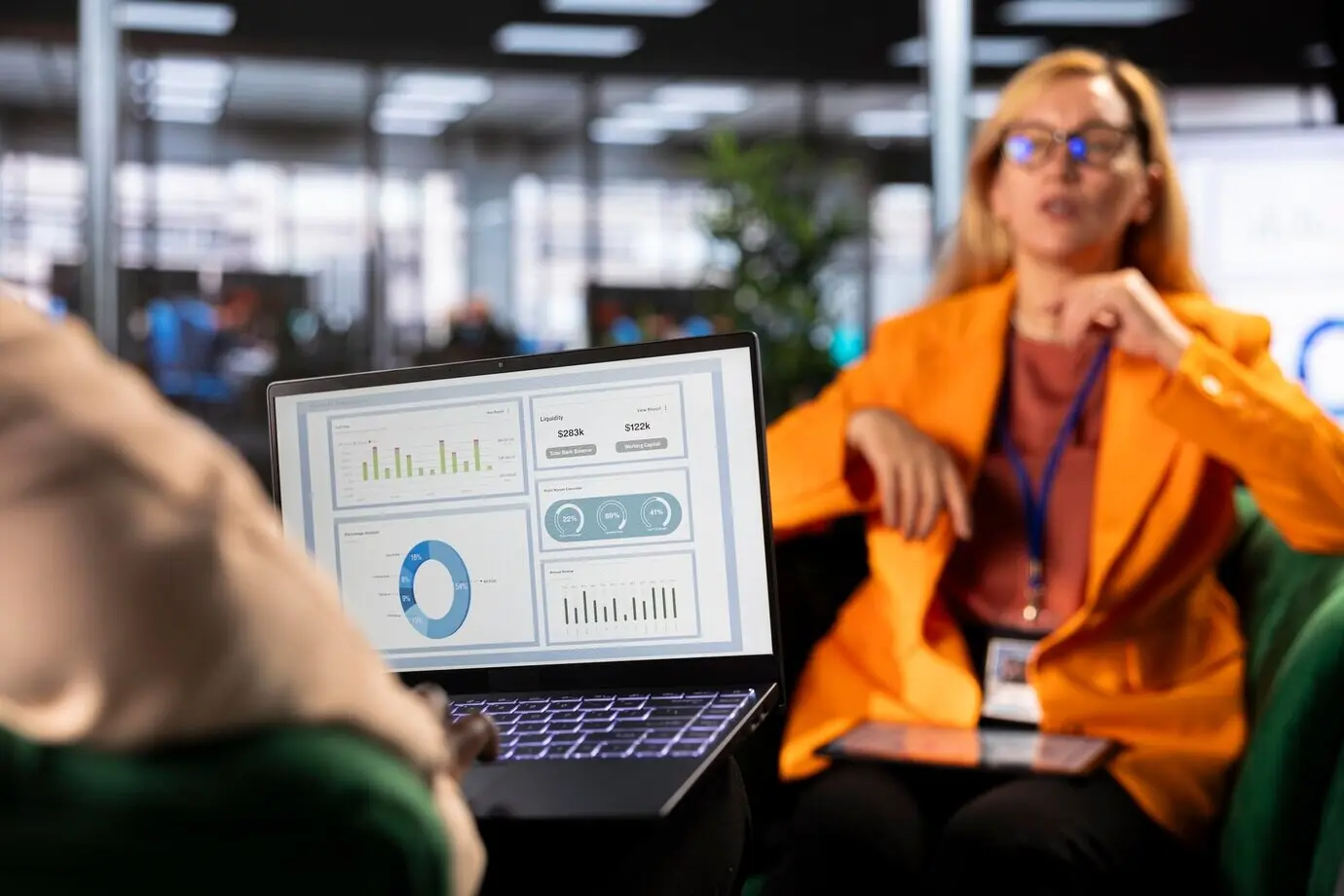 Разнообразные бизнес-лидеры на встрече делятся идеями для роста компании.