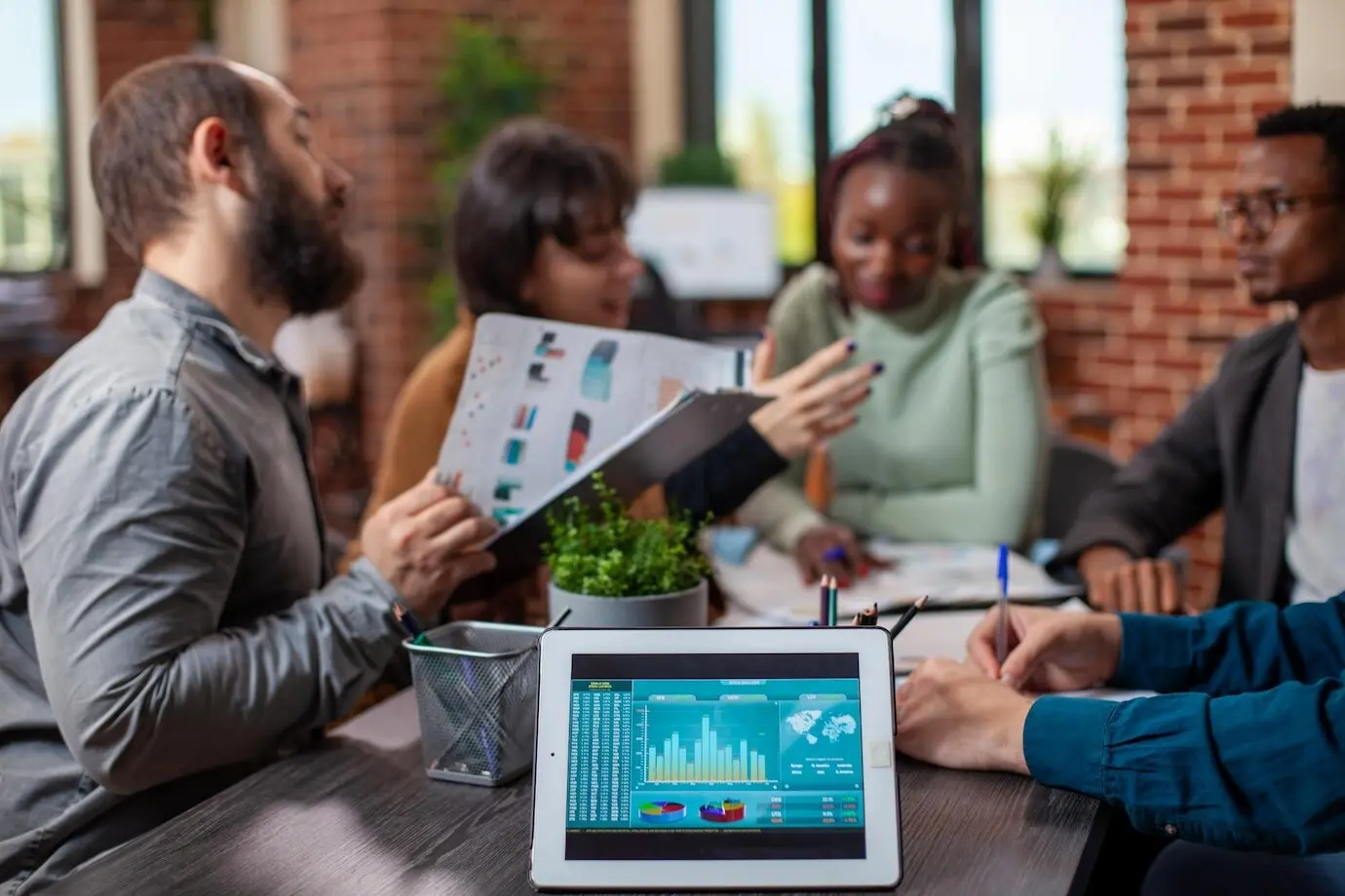 Во время встречи на планшете отображаются аналитические данные.